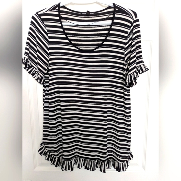 Cable & Gauge Women's (Medium)Top/Tshirt With Ruffled Sleeves & Bottom Hem - Picture 2 of 12